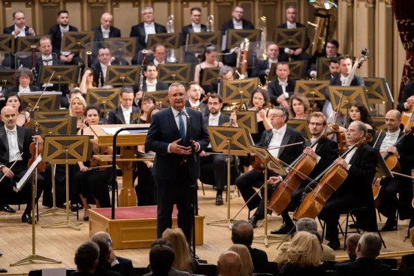 Concert în cinstea Senatului, la Ateneul Român. Ciucă spune că a dedicat o parte din concert echipei naționale de fotbal