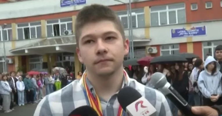 Raul, liceanul din Maramureș care a câștigat aur, bronz și mențiune la 4 olimpiade naţionale, într-un singur an