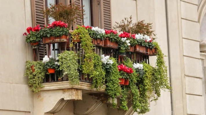 Cum să te bucuri de mai mult timp petrecut pe balconul deschis – soluții și sfaturi practice