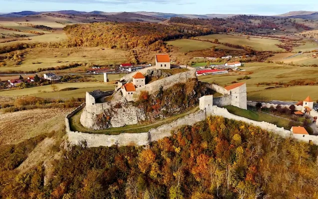 CULT. Cetatea Rupea, construcția medievală cu o istorie de 7 secole, ridicată pe o stâncă de bazalt