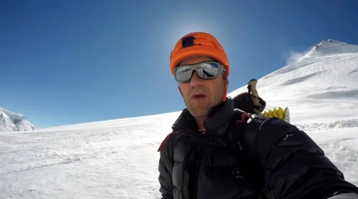 Alpinistul Horia Colibăşanu a coborât în siguranţă de pe Nanga Parbat, la 8.125 metri, şi a ajuns  la Chilas, în Pakistan, unde au fost 46 de grade Celsius: După o lună de munte, cort şi dimineţi cu mâinile îngheţate, am ajuns brusc în… cuptor