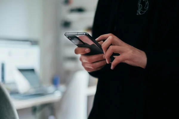 4 pași pentru a-ți păstra telefoanele mobile departe de atacurile cibernetice