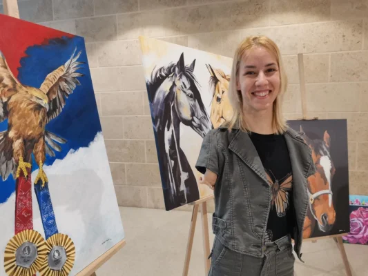 VIDEO „Fata cu aripi” la Timișoara / Născută fără brațe, la 30 de ani este pictoriță, campioană mondială la taekwondo, antrenoare de fitness și super-mamă