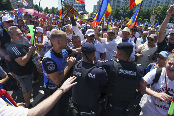 Incidente în Piața Victoriei din Capitală, protestatari pro-Georgescu au forțat barajul de ordine publică. Patru jandarmi agresați, două persoane reținute