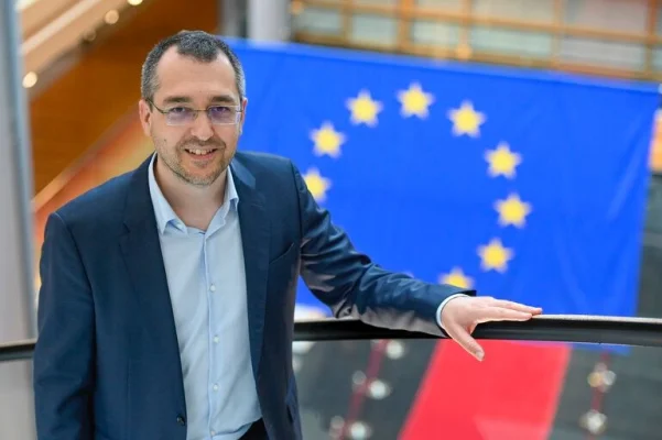 Vlad Voiculescu, membru în echipa de negociere a programului de guvernare: „Tocmai au spart 120 milioane de lei pentru mașini electrice pentru câteva sute de primării”