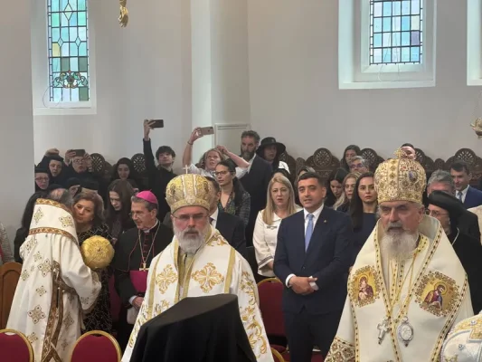 Marius Bostan despre Simion la Londra: S-a pus în primul rând. Selfie în timpul Sfintei Împărtășanii