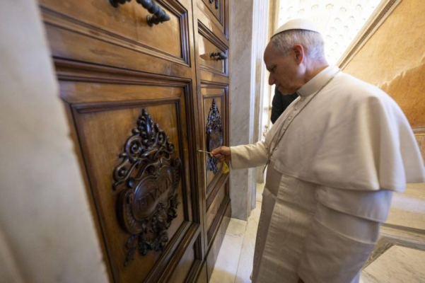 Papa Leon al XIV-lea vrea să reducă vizibilitatea pontificatului său. Reia tradiția de a pleca în vacanța de vară