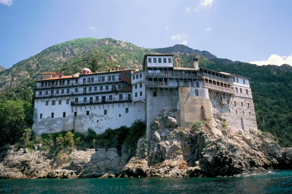 Viziunile unui părinte de la Athos: „Pe Nicușor Dan l-am văzut alb, inert, iar în spatele lui era o fiară mare”