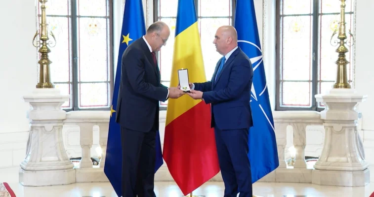 VIDEO Ilie Bolojan l-a decorat pe omul de afaceri Dan Șucu, patronul Rapidului și președintele Concordia