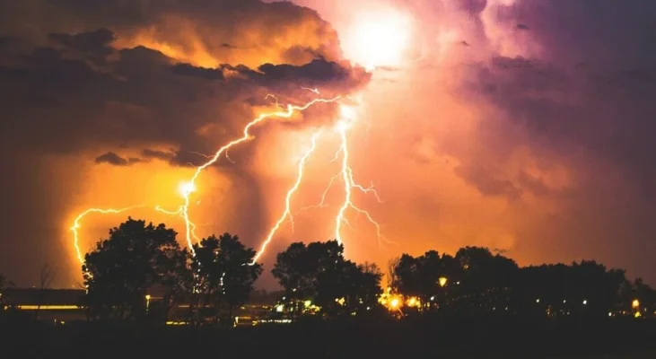 METEO Cod galben de averse şi descărcări electrice în Capitală şi în zone din judeţele Giurgiu, Ilfov şi Dâmboviţa