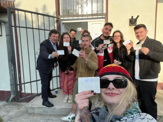 Lecție de civism în Vama Veche. Tinerii au format cozi la secția de votare de la 06.30 dimineața