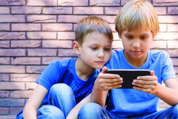 Estonia renunță la interzicerea telefoanelor în școli și introduce AI în educație
