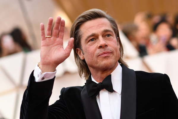 Brad Pitt a mâncat patru farfurii de fasole cu șuncă pentru o scenă de film, iar flatulența lui a făcut ca echipa să fugă de pe platou