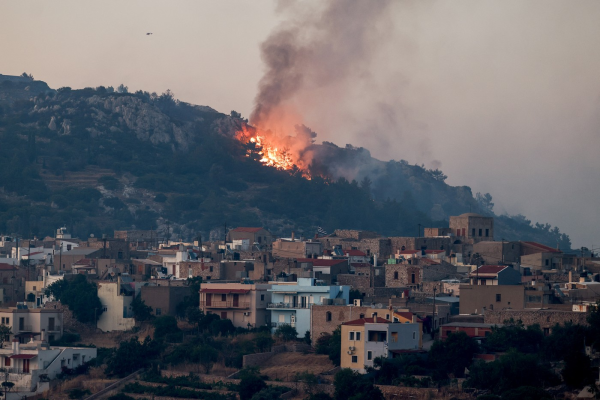 Grecia a declarat stare de urgență pe insula Chios. Sute de pompieri luptă cu incendiile de vegetație