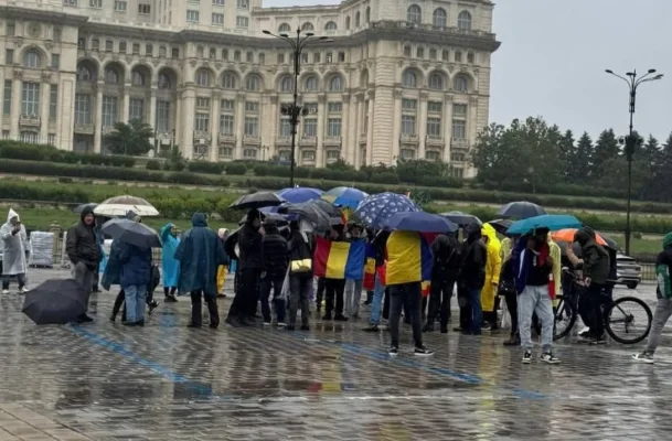 VIDEO Marele protest AUR din ziua învestiturii lui Nicuşor Dan în funcţia de preşedinte a adunat oameni cât la o şedinţă cu părinţii. În jur de 50 de oameni au stat degeaba în ploaie