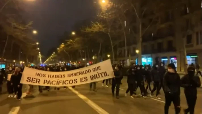 Manifestaţii împotriva turismului de masă în diferite oraşe din Spania /  La Barcelona, protestul a devenit o revoltă împotriva anunţului recent al unui proiect de extindere a aeroportului El Prat