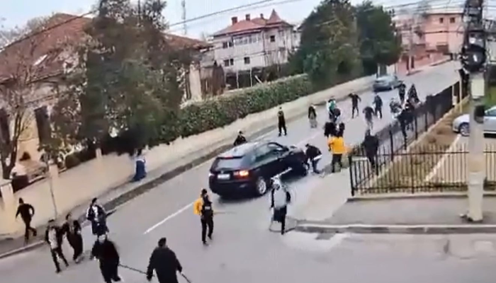 VIDEO Scandal între două familii de romi în apropierea Spitalului Universitar din București / Un echipaj de jandarmi a intervenit pentru aplanarea conflictului / La vederea oamenilor legii, scandalagii ar fi aruncat obiectele contondente și obiectele tăietoare-înțepătoare pe care le aveau asupra lor