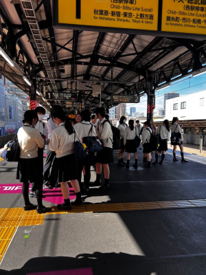 Un elev de 15 ani de la o școală din Japonia a fost arestat după ce și-a înjunghiat doi colegi cu un cuțit