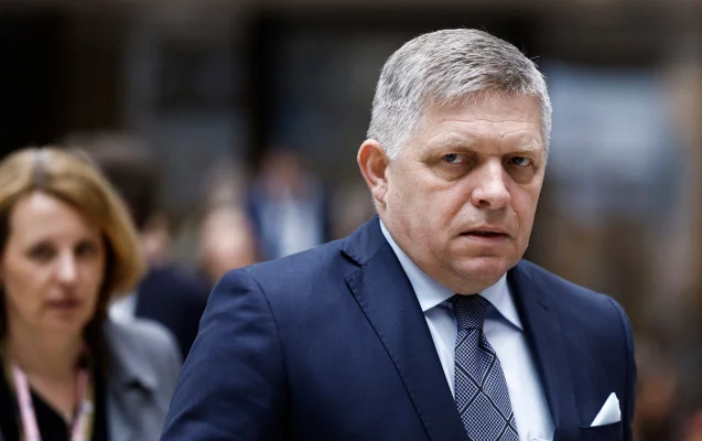 Premierul slovac propune o revizuire a Constituţiei ce riscă să-l aducă în conflict cu Bruxelles-ul prin declararea întâietăţii legislaţiei slovace în faţa celei europene în chestiuni de „identitate naţională”, precum familia şi politica de gen