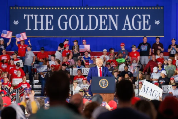 Sub lozinca “Epoca de aur”, Donald Trump a prezentat REALIZĂRILE din primele 100 de zile de mandat și și-a ATACAT adversarii politici