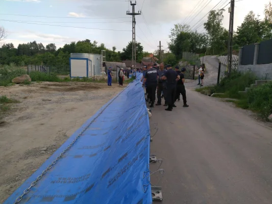 Autorităţile au realizat o linie de apărare pe o lungime de aproximativ 750 de metri pentru a proteja gospodăriile din Praid de viitura formată pe pârâul Corund din cauza prăbuşirii planşeului uneia dintre minele vechi