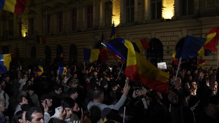 Continuă protestul din fața BEC. Unii manifestanți au scos pavele