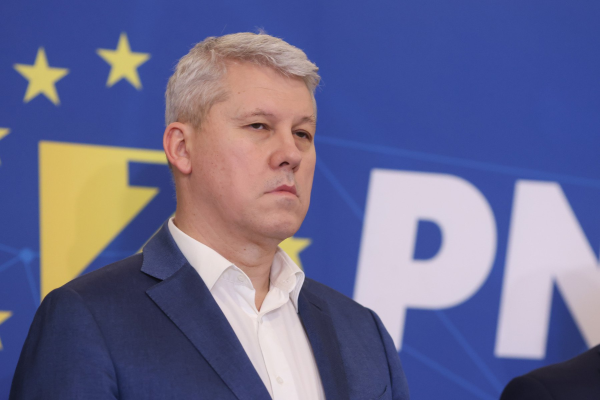 Cătălin Predoiu: Am auzit că sunt perceput ca greu abordabil / E adevărat că câteodată nu mă ajută nici faţa, zâmbesc foarte puţin / Cei care aţi trecut de această aparenţă ştiţi cum lupt: cu sabia în mână şi cu ochii în ochii adversarului