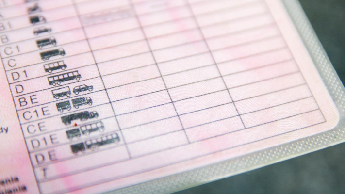 Nicuşor Dan a trimis la reexaminare legea care elimină proba teoretică la permisele A și B