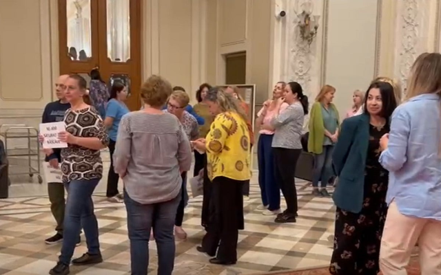 Sindicatele din Parlament denunţă tăierea sporurilor şi avertizează: Urmează blocaje instituţionale! / Ce solicitări au