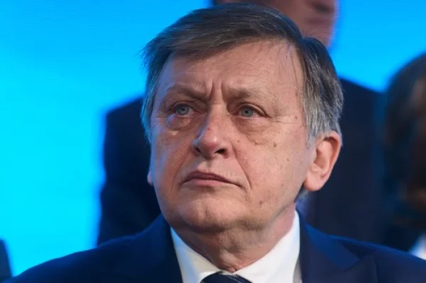 Crin Antonescu îl acuză pe George Simion că „denigrează România” cu bani publici