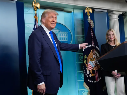 Pam Bondi, în centrul crizei MAGA în scandalul Epstein. Apărată de Trump, contestată de nucleul dur