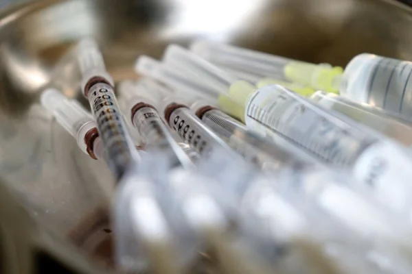 EMA investighează posibila legătură între vaccinurile împotriva varicelei și un caz rar de encefalită