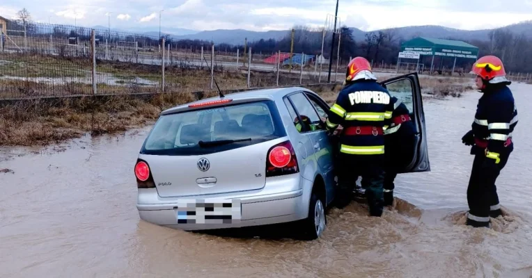 Drumuri şi gospodării inundate şi maşini surprinse de apa mare în urma ploii torenţiale din județul Prahova