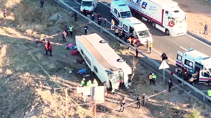 Cel puţin 20 de răniţi, dintre care unul grav, după ce un autobuz s-a răsturnat pe o autostradă în Germania