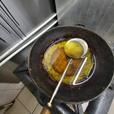 VIDEO Restaurant indian din Constanţa, închis temporar de OPC: Colac de toaletă depozitat pe cuptorul cu pizza, spaţii frigorifice murdare, fire electrice care atârnau neprotejate pe pereţi