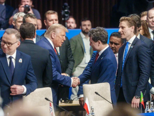 Nicușor Dan și Donald Trump, prima întâlnire oficială. Și-au strâns mana la summitul NATO de la Haga