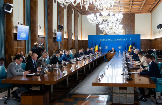 Bolojan și reforma tăcerii. Ședințele de Guvern, scoase de pe lista priorităților