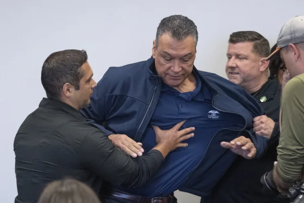 Senator american, scos cu forța, pus la pământ și ÎNCĂTUȘAT în timpul unei conferințe a șefei Departamentului de Securitate Internă