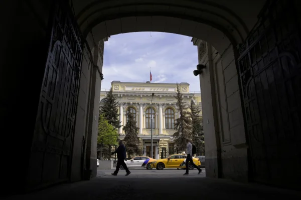 Trei bănci rusești de importanță sistemică iau în considerare ajutorul Băncii Centrale (Bloomberg)