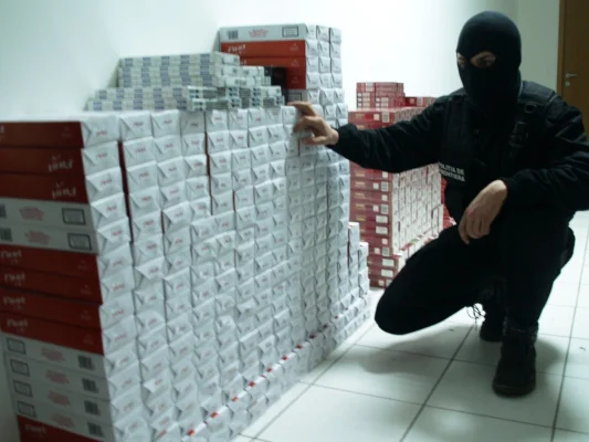 Contrabandă, în pachete mari: aproape 1,4 milioane de țigarete, găsite în urma unor descinderi în București și Călărași