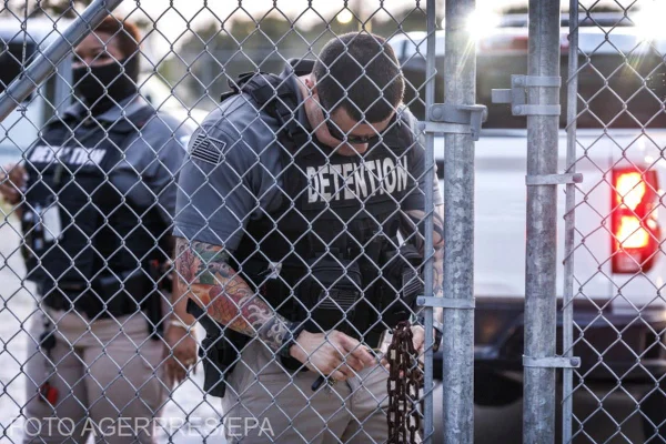 Mii de migranți din SUA, inclusiv 100 de cetățeni români, ar putea fi trimiși la Guantanamo