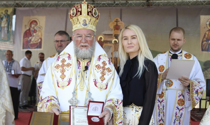 Închis pentru corupție, Cătălin Cherecheș a fost decorat de Episcopia Maramureșului. Soția lui a mers să ridice distincția