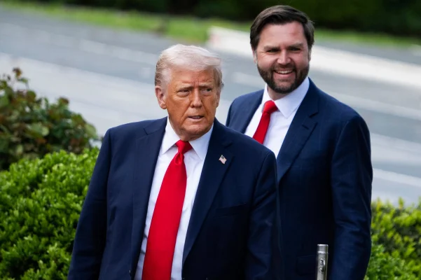 J. D. Vance îşi face cont pe BlueSky, cea mai anti-Trump dintre reţelele de socializare. ”Ascundeţi-vă copii (…), J. D. Vance este pe BlueSky!”, cer unii utilizatori, iar alţii cer blocarea noului venit