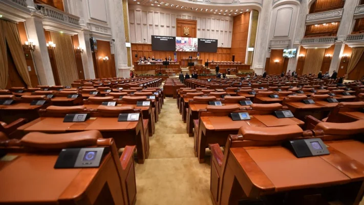 Câți bani au fost economisiți după ce 147 de angajați ai Senatului au fost dați afară. Bolojan: În trei ani înseamnă un pasaj