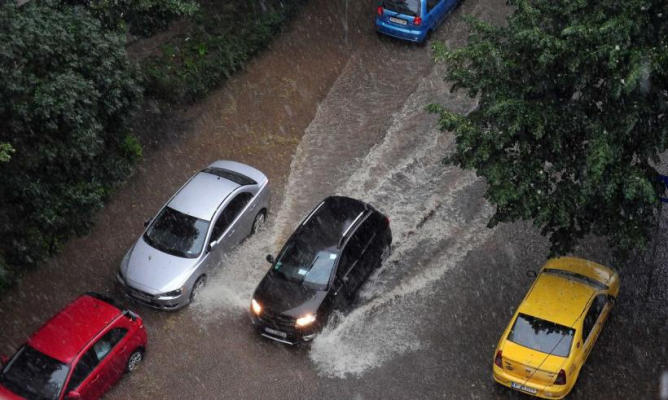 34 de localități din 17 județe și Capitala, afectate de furtunile de ieri