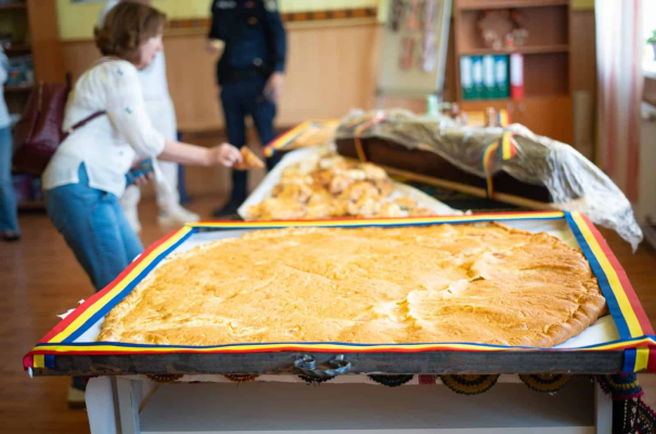 EXCLUSIV. Palaneț uriaș cu brânză, pregătit la Ceanu Mare, pentru a intra în Cartea Recordurilor. Ingrediente bio în compoziție