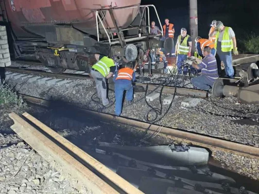 Tren deraiat în Teleorman: Toată cantitatea de benzină care era transportată a fost mutată în alt tren / Angajaţii CFR încearcă să repună pe şine vagoanele şi locomotiva