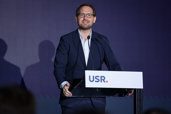 Fritz: AUR nu e doar un partid, este o ameninţare la tot ce au construit românii / Ei vorbesc de Dumnezeu, dar seamănă ură / AUR nu vrea o Românie modernă, vrea o Românie condusă de hoţi cu tricolorul în mână