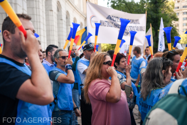 Sindicaliştii din ANAR protestează în faţa Ministerului Mediului, Apelor şi Pădurilor