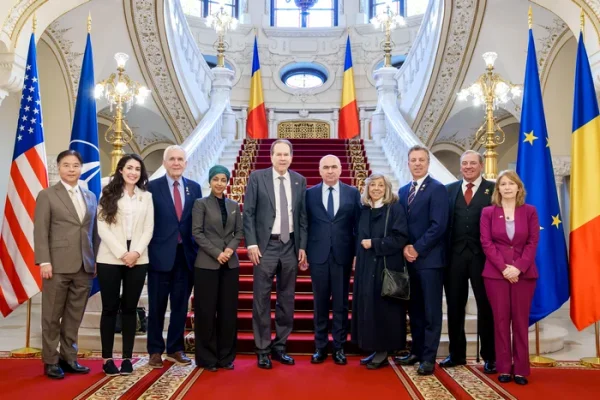 Mizele vizitei delegației SUA la București: „Suntem aici să ducem relația la un alt nivel”. Ce poate aduce, de fapt, dialogul cu congresmenii
